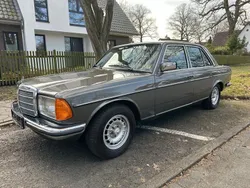 Grau Gebraucht 1983 Mercedes E280 Limousine | 22.000 €