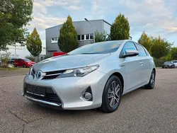 Silber Gebraucht 2015 Toyota Auris Hybrid Comfort Limousine | 13.999 € (Fairer Preis)