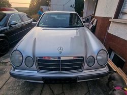 Silber Gebraucht 1998 Mercedes E240 Limousine | 3.100 €