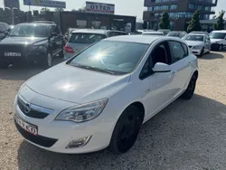 Weiß Gebraucht 2011 Opel Astra Design Edition Limousine | 2.490 € (Guter Preis)