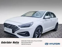 Weiss / Gebraucht 2023 Hyundai i30 Trend Limousine | 22.490 € (Fairer Preis)