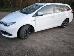 Weiß Gebraucht 2017 Toyota Auris Touring Sports Kombi | 15.990 € (Etwas zu teuer)