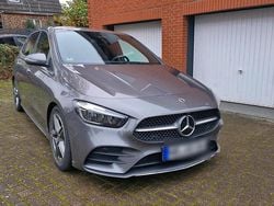 Grau Gebraucht 2023 Mercedes B180 AMG line Van / Kleinbus | 27.999 € (Guter Preis)