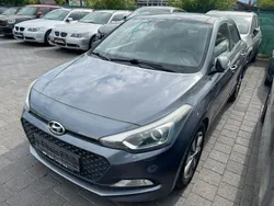 Grau Gebraucht 2017 Hyundai i20 Classic Limousine | 10.299 € (Fairer Preis)
