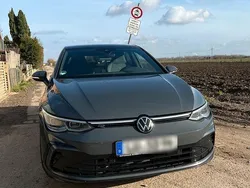 Grau Gebraucht 2023 VW Golf VIII R-line Limousine | 28.950 € (Fairer Preis)