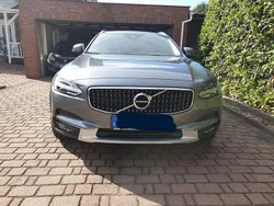 Silber Gebraucht 2018 Volvo V90 CC Pro Kombi | 33.900 € (Fairer Preis)
