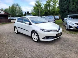 Weiß Gebraucht 2015 Toyota Auris Design Limousine | 10.400 € (Fairer Preis)