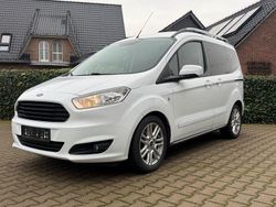 Weiß Gebraucht 2017 Ford Tourneo Courier Titanium Van / Kleinbus | 11.790 € (Fairer Preis)