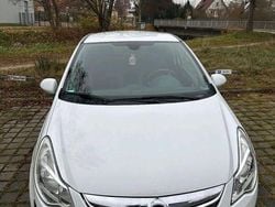 Weiß Gebraucht 2012 Opel Corsa Edition Kleinwagen | 3.250 € (Fairer Preis)