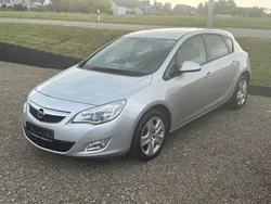 Silber Gebraucht 2011 Opel Astra Design Edition Limousine | 4.600 € (Fairer Preis)