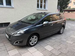 Grau Gebraucht 2016 Peugeot 5008 Allure Van / Kleinbus | 12.500 €