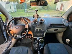 Blau Gebraucht 2005 Ford Fiesta Kleinwagen | 1.700 €