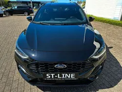 Obsidianschwarz metallic Gebraucht 2024 Ford Focus ST-Line X Kombi | 29.380 € (Fairer Preis)