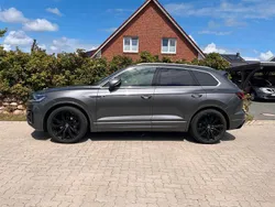 Grau Gebraucht 2022 VW Touareg R-line SUV | 53.989 € (Fairer Preis)