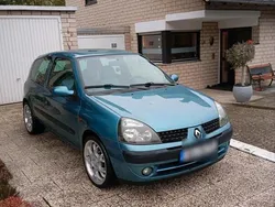Grün Gebraucht 2002 Renault Clio II Kleinwagen | 999 €