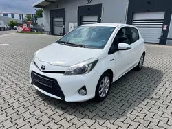 Weiß Gebraucht 2014 Toyota Yaris Hybrid Edition Limousine | 5.990 € (Fairer Preis)