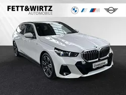 Mineralweiss metallic Gebraucht 2024 BMW 520 M Sport Kombi | 51.650 € (Superpreis)