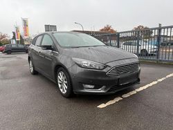 Grau Gebraucht 2015 Ford Focus Kombi | 6.000 €