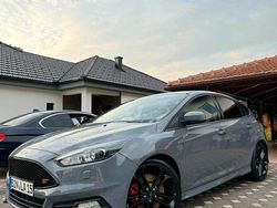 Grau Gebraucht 2017 Ford Focus Performance Edition Limousine | 12.790 € (Etwas zu teuer)