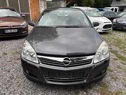 Grau Gebraucht 2009 Opel Astra Selection Limousine | 2.850 € (Etwas zu teuer)