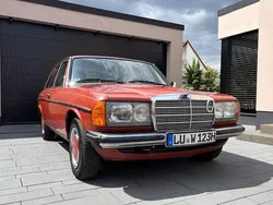 Rot Gebraucht 1983 Mercedes 200 Limousine | 9.900 €