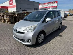 Silber Gebraucht 2014 Toyota Verso-S Comfort Van / Kleinbus | 3.999 € (Guter Preis)