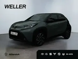 Urban khaki, dach mysticschwarz mica (gruen) Neu 2025 Toyota Aygo Kleinwagen | 19.850 €