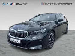 Black sapphire metallic Gebraucht 2024 BMW 520 M Sport Kombi | 58.455 € (Fairer Preis)