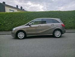 Beige Gebraucht 2012 Mercedes B180 Edition 1 Van / Kleinbus | 9.999 € (Fairer Preis)