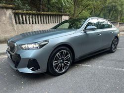 Grau Gebraucht 2024 BMW 520 M Sport Limousine | 52.500 € (Fairer Preis)