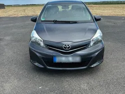 Grau Gebraucht 2014 Toyota Yaris Kleinwagen | 5.700 € (Fairer Preis)