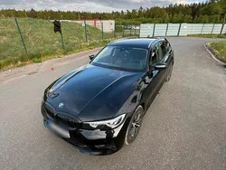 Schwarz Gebraucht 2022 BMW 320e Kombi | 25.800 € (Superpreis)