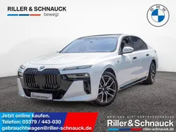 Mineralweiss Gebraucht 2024 BMW 740 M Sport Limousine | 105.900 €