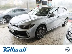 Oyster silver metallic Neu 2024 VW Passat R-line Kombi | 63.550 € (Etwas zu teuer)