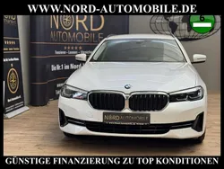 Mineralweiß metallic (metallic) Gebraucht 2023 BMW 520 Sport Line Kombi | 32.890 € (Superpreis)