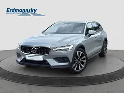 Vapour grey (grau) Gebraucht 2024 Volvo V60 CC Plus Kombi | 40.960 € (Guter Preis)