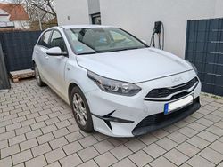 Weiß Gebraucht 2024 Kia Ceed GT Limousine | 15.900 €