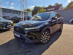 Tiefschwarz (metallic) Gebraucht 2023 Toyota Corolla Hybrid Team SUV | 33.990 € (Fairer Preis)