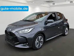 Grau Gebraucht 2024 Toyota Yaris Hybrid Team Limousine | 23.990 € (Fairer Preis)