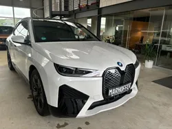 Weiß (mineralweiss metallic) Gebraucht 2023 BMW iX Sport Line SUV | 79.900 €