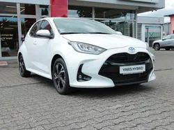 Weiß Neu 2025 Toyota Yaris Hybrid Limousine | 25.040 € (Fairer Preis)