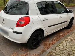 Weiß Gebraucht 2006 Renault Clio II Authentique Limousine | 3.500 € (Teuer)