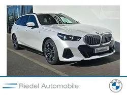 Mineralweiß metallic Gebraucht 2024 BMW 520 M Sport Kombi | 49.990 € (Superpreis)