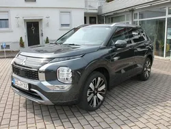Grau Gebraucht 2025 Mitsubishi Outlander P-HEV Top SUV | 52.990 €