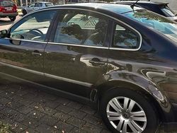 Schwarz Gebraucht 2001 VW Passat Limousine | 1.698 € (Fairer Preis)