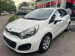 Weiß Gebraucht 2013 Kia Rio DREAM-TEAM Edition Limousine | 2.900 € (Teuer)