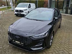 Obsidianschwarz metallic Gebraucht 2024 Ford Focus ST-Line Kombi | 25.990 € (Guter Preis)