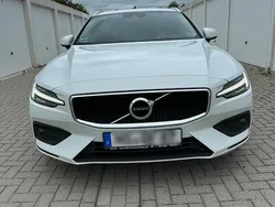 Weiß Gebraucht 2018 Volvo V60 Momentum Kombi | 18.500 € (Fairer Preis)