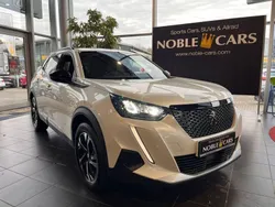 Perlmutt weiß Gebraucht 2023 Peugeot 2008 Allure SUV | 20.990 €