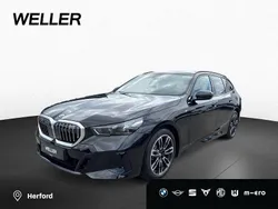 Black sapphire (schwarz) Neu 2025 BMW 520 Comfort Edition Kombi | 71.190 € (Fairer Preis)